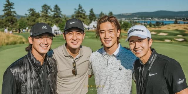 熊本市中央区のゴルフ場で、30〜40代の男性ゴルファー4人がラウンド後に並び、バストアップで自然に笑顔を見せている様子