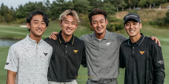 那覇市おもろまち周辺のゴルフ場で、ゴルフウェア姿の30〜40代男性ゴルファー4人が並び、ラウンド前にリラックスして微笑むバストアップ写真