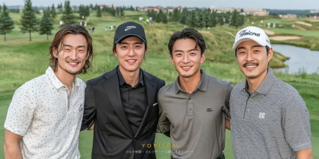 八尾市光町周辺のゴルフ場で、同世代の男性ゴルファー4人がラウンド後に並び、ゴルフウェア姿で自然に笑顔を見せている様子
