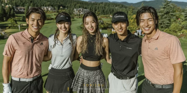 泉佐野市上町のゴルフ場で、雨の中でも笑顔を見せる30〜40代男性ゴルファーが、ゴルフウェア姿で仲間と談笑している様子