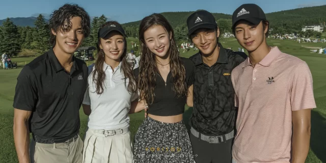 岩沼市中央でラウンド後に並んで撮影した、20代〜30代の男女ゴルファーがゴルフウェア姿でバストアップになっている様子