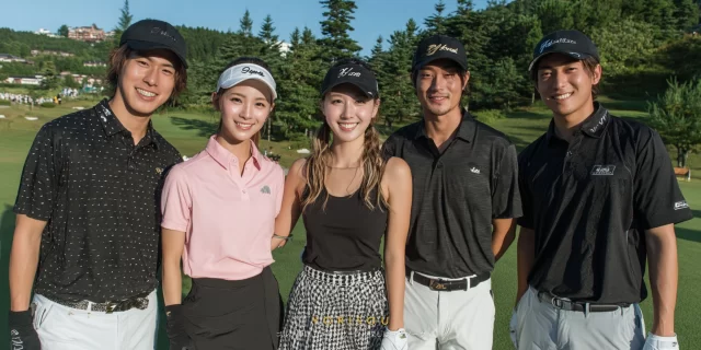 松戸市本町エリアでラウンド後に並ぶ男女ゴルファーが、ゴルフウェア姿でバストアップの距離感で笑顔を見せている様子