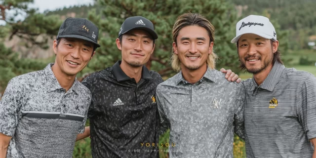 浦安市舞浜在住の30〜40代男性ゴルファー4人が、ゴルフウェア姿で肩を並べて笑顔を見せるバストアップ写真