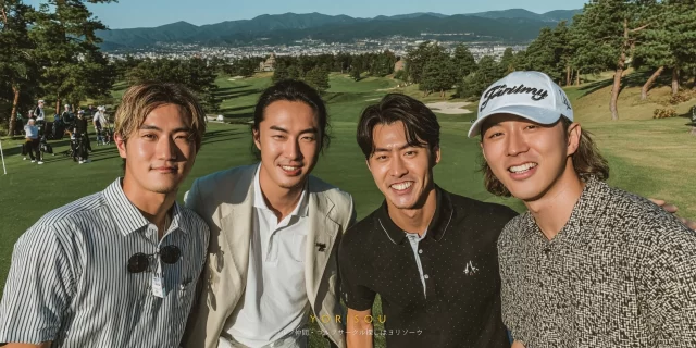 神戸市灘区のゴルフ場で、20〜30代の男性ゴルファー4人がゴルフウェア姿で並び、六甲山系を背景にバストアップで写っている様子