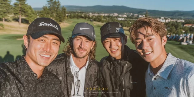奈良市登美ヶ丘のゴルフ場で、ゴルフウェアを着た30〜40代男性ゴルファー4人が並び、ラウンド後に笑顔で記念撮影している様子