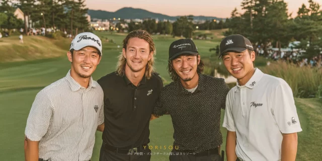 山口市湯田温泉のゴルフ場で、ラウンド後に並んで微笑む30代〜40代男性ゴルファー4人のバストアップ写真