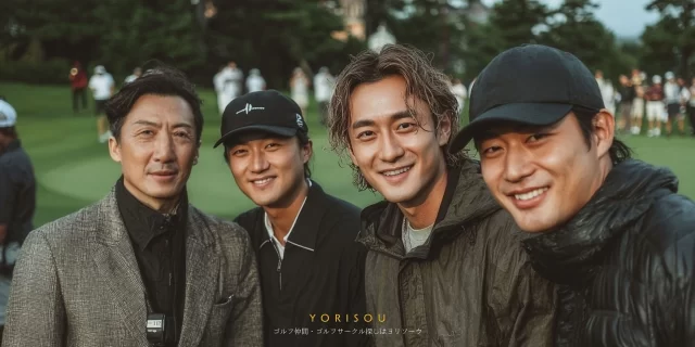 苫小牧市美園町エリアのゴルフ場で、ラウンド後に並んで笑顔を見せる男女混合ゴルファーのバストアップ集合写真