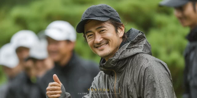 福岡市博多区冷泉町周辺から参加した男性ゴルファー4人が肩を並べる集合写真、博多区で長く続くゴルフ仲間との信頼関係が伝わる一枚