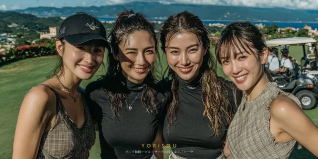 八戸市類家町方面のゴルフ場で、年代の近い仲間と並んで写る40代男性ゴルファーが、ゴルフウェア姿で安心感のある表情を見せているバストアップ写真