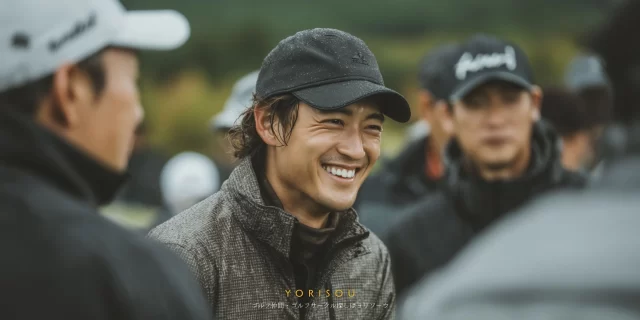 十和田市奥瀬エリアから参加したゴルファーが、初対面同士でも打ち解けた雰囲気で会話するラウンド中の様子