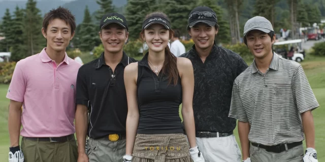 世田谷区桜新町一丁目方面のゴルフ場で、20代〜30代の男女ゴルファー5人がゴルフウェア姿でラウンド後に並んでいる様子