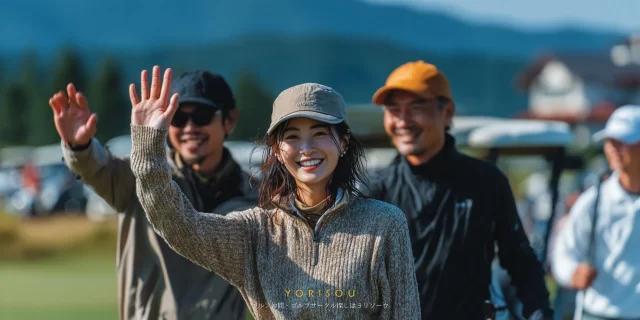 広島市中区から参加した女性ゴルファーがラウンド後に仲間と手を振り合う和やかなゴルフサークルの雰囲気