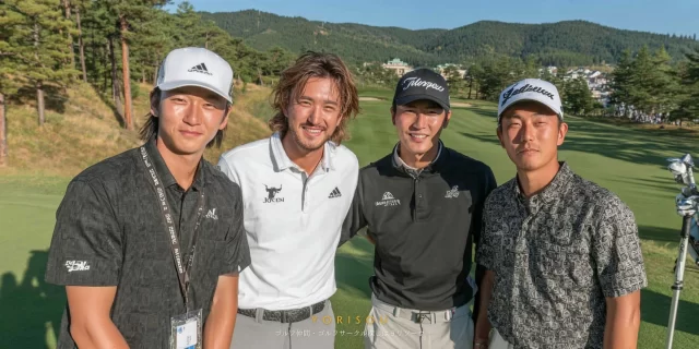 和歌山市湊のゴルフ場で、20代から40代の男性ゴルファーがゴルフウェア姿でバストアップで並び、ラウンド後に記念撮影している様子