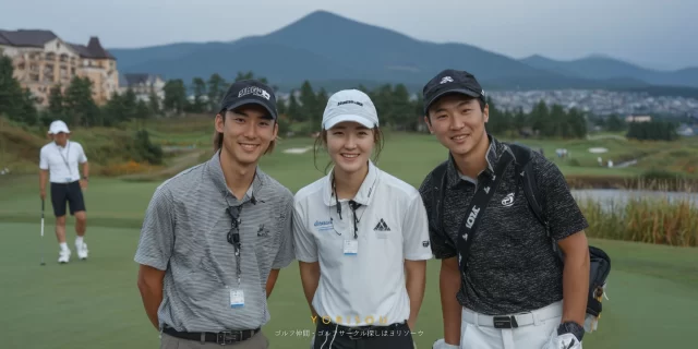 海南市下津町のゴルフ場で、20〜40代ゴルファー3人がゴルフウェア姿で並び、プレー後にリラックスした表情を見せるバストアップ写真