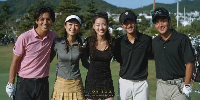 練馬区旭町一丁目周辺の生活圏から通いやすいゴルフ場で、20代〜30代の男女ゴルファー5人がゴルフウェア姿で集合写真を撮っている様子