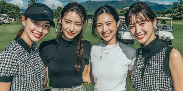 甲府市湯村町周辺のゴルフ場で、男女混合のゴルファーグループがゴルフウェア姿でバストアップ撮影を行い、楽しそうに写っている写真