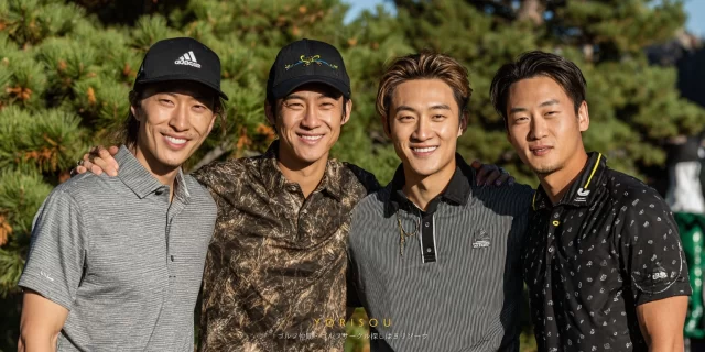 千葉県市原市エリアのゴルフ場で、ラウンド後に並んで撮影する30〜40代男性ゴルファー4人が、ゴルフウェア姿で肩を寄せ合い自然な笑顔を見せているバストアップ写真