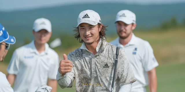 横浜市戸塚区のゴルフ場で、ゴルフウェア姿の30〜40代男性ゴルファーがバストアップで写り、ラウンド中に親指を立てて仲間と笑顔でコミュニケーションを取っている様子