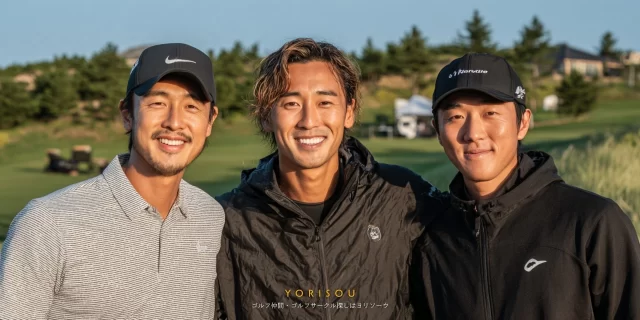 富山市婦中町のゴルフ場で、ゴルフウェア姿の30代男性ゴルファー3人がバストアップで並び、ラウンド後にリラックスした笑顔を見せている様子