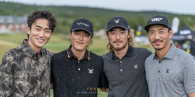 練馬区石神井町五丁目方面から通いやすいゴルフ場で、30代〜40代の男性ゴルファー4人がゴルフウェア姿で肩を並べ、ラウンド後に穏やかに笑顔を見せている様子
