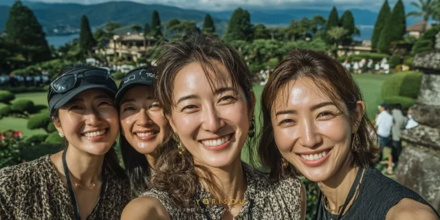 京都市左京区のゴルフ場で、自然に囲まれたコースを背景に、ゴルフウェア姿の女性ゴルファー4人がバストアップで並び、ラウンド後にリラックスした笑顔を見せている様子