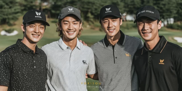 福岡市西区今宿青木周辺のゴルフ場で、ラウンド後に肩を並べて立つ30代〜40代の男性ゴルファー4人がゴルフウェア姿でバストアップ撮影されている様子