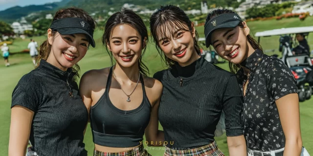 那覇市小禄周辺のゴルフ場で、ゴルフウェア姿の女性ゴルファー4人がラウンド後にバストアップで並び、リラックスした表情で笑顔を見せている様子