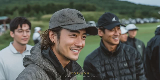 恵庭市島松地区のゴルフ場で、ゴルフウェア姿の30〜40代男性ゴルファーたちがラウンド前に談笑している様子