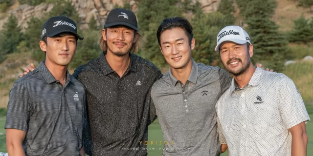 旭川市神居町のゴルフ場でラウンド後に並んで立つ、旭川市在住の30〜40代男性ゴルファー4人が、ゴルフウェア姿でリラックスした表情を見せている様子