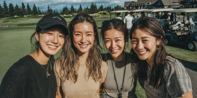 枚方市楠葉並木でラウンド後に撮影された、ゴルフウェア姿の30〜40代女性ゴルファー4人が、バストアップで自然に笑顔を見せている様子