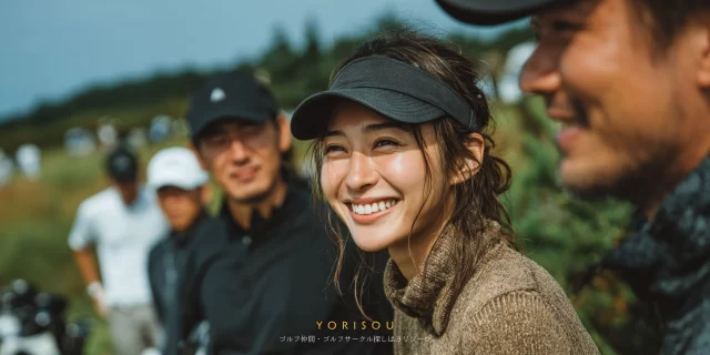 十和田市三本木稲吉周辺のゴルフ場で、ラウンド中に並んで談笑するゴルファー仲間の中で、自然な笑顔を見せる女性ゴルファーの様子