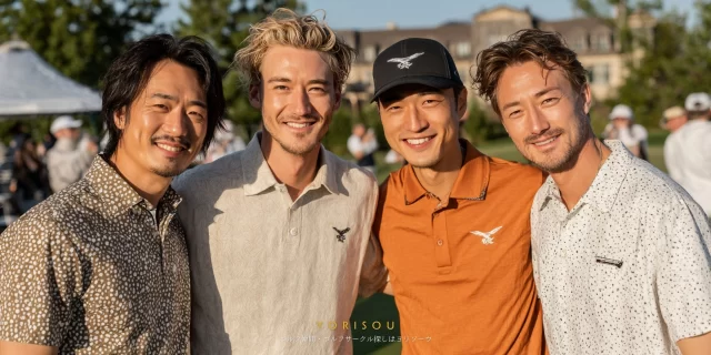 大和市南林間エリアから通う男性ゴルファー4人が、ゴルフウェア姿でバストアップの距離感で並び、ラウンド後に和やかに交流している様子