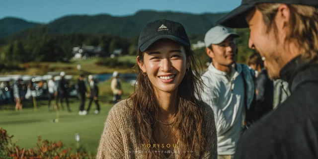 広島市佐伯区五日市町のゴルフ場で、ゴルフウェアを着た女性ゴルファーが仲間と談笑しながらバストアップで写っている自然な雰囲気の写真