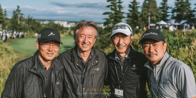 札幌市北区篠路町のゴルフ場で、50代〜60代の男性ゴルファー4人がラウンド前に落ち着いた表情で並んでいる様子
