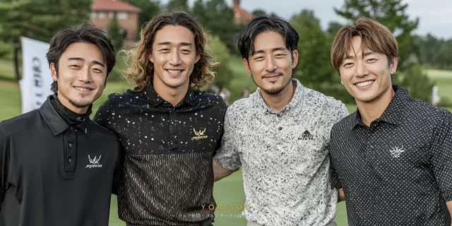 つくば市吾妻エリア周辺のゴルフ場で、ゴルフウェア姿の30〜40代男性ゴルファー4人が肩を並べてバストアップで写り、リラックスした雰囲気で記念撮影している様子