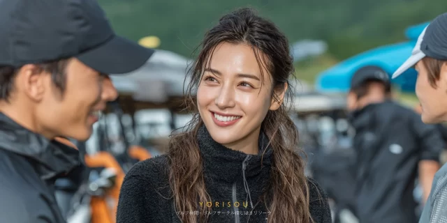 さいたま市浦和区周辺のゴルフ場で、ゴルフウェア姿の30代女性ゴルファーが仲間と会話しながら微笑むバストアップ写真、自然体で交流を楽しむ雰囲気が感じられる場面