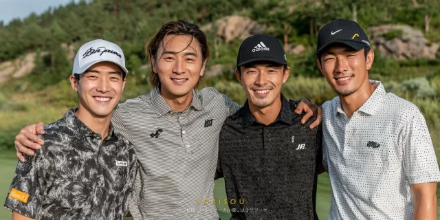 神戸市西区方面の丘陵コースで、ゴルフウェアを着た30代男性ゴルファー4人がリラックスした表情で写るバストアップ写真