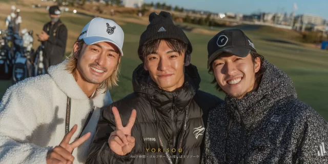 大田区蒲田本町一丁目周辺の生活圏から参加した30代の男性ゴルファーが、ゴルフラウンド中にナイスショットを喜び合い、笑顔でピースサインを見せている様子