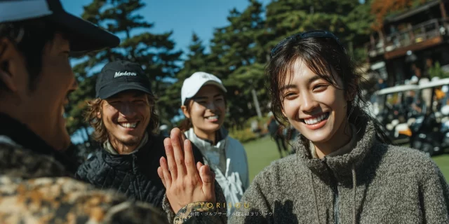 熊本市東区・戸島周辺のゴルフ場で、ゴルフウェア姿の30代女性ゴルファーが仲間とハイタッチを交わし、リラックスした表情で交流しているバストアップの場面