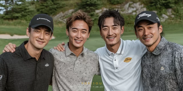 稲城市矢野口方面から集まった40代男性ゴルファー4人がゴルフ場で並んで写る様子