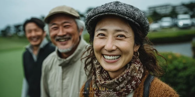 枚方市牧野本町周辺のゴルフ場で、ゴルフウェア姿の60代女性ゴルファーがバストアップで写り、後方に同年代の仲間が見守る穏やかな雰囲気の一枚