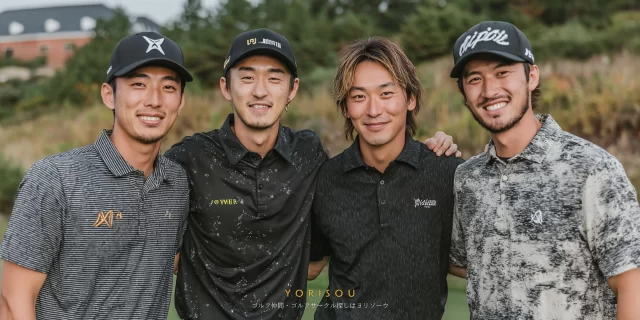 泉佐野市日根野エリアのゴルフ場でラウンド後に並んで記念撮影をする、20〜30代男性ゴルファー4人が、ゴルフウェア姿でバストアップで写っている様子