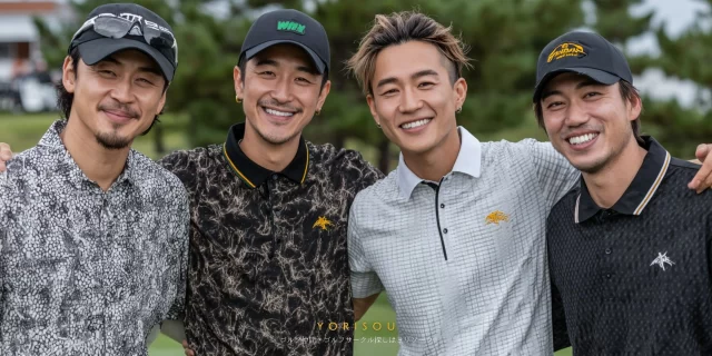 長久手市喜婦嶽のゴルフ場で、同世代の男性ゴルファー4人がゴルフウェア姿で肩を並べて写るバストアップ写真、ラウンド後にリラックスした雰囲気で笑顔を交わす様子