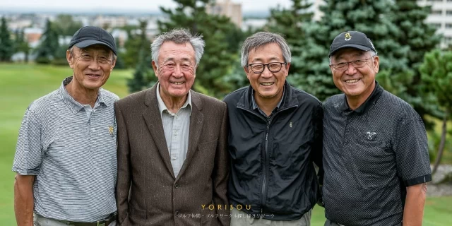 江戸川区船堀在住の60代男性ゴルファー4名が、ゴルフウェア姿で並びバストアップで微笑むシニアラウンド仲間の記念写真