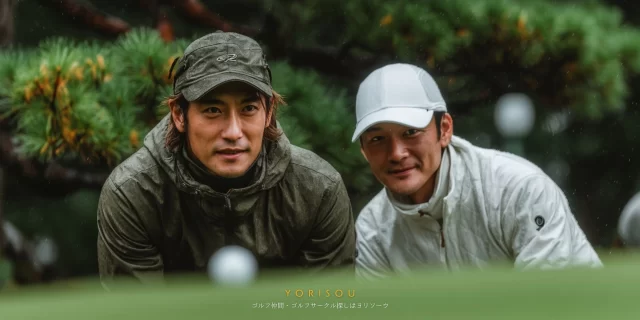 長崎市式見町のゴルフ場で、ラウンド中にラインを確認する40代男性ゴルファー2人の集中した表情が伝わるバストアップ写真