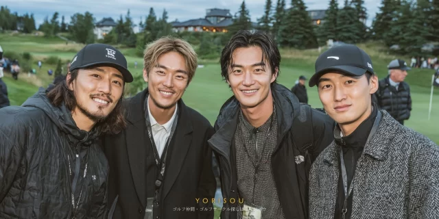 豊中市服部緑地近郊のコースで、ラウンド中に一息つく40代男性ゴルファーが、キャップとゴルフウェア姿で振り返り微笑んでいる様子