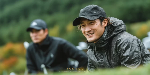 八尾市山本町方面のゴルフ場で、雨上がりの中、40代男性ゴルファーがゴルフウェア姿でリラックスした表情を見せているバストアップ写真