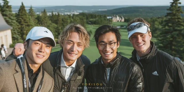 雫石町丸谷地周辺の高原コースで、30代から40代の男性ゴルファー4人がゴルフウェア姿で並び、景色を背景にリラックスした表情を見せている様子