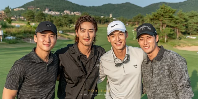 松戸市八ケ崎方面のゴルフ場で、30〜40代男性ゴルファー4人がラウンド後に集まり、ゴルフウェア姿でバストアップ撮影している様子