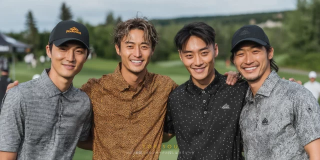 仙台市太白区長町方面から集まった男性ゴルファー仲間が、自然に肩を組んで記念撮影
